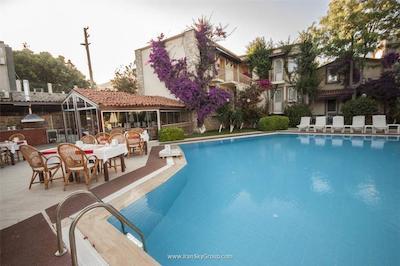 مون شاین هتل اند سوئیتز