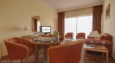 گلدن تولیپ سیب مسقط