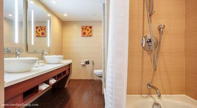 هیلتون گاردن این کرسنودر