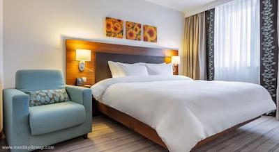 هیلتون گاردن این کرسنودر