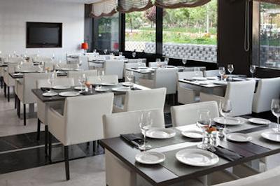 هتل ان ‌اچ مادرید ریبرا دل مانزانارس