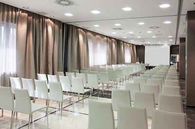 هتل ان ‌اچ مادرید ریبرا دل مانزانارس