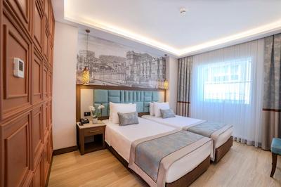 گرند هیلاریوم هتل