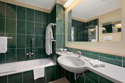 هیلتون گاردن این رم ایرپورت