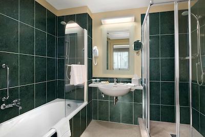 هیلتون گاردن این رم ایرپورت