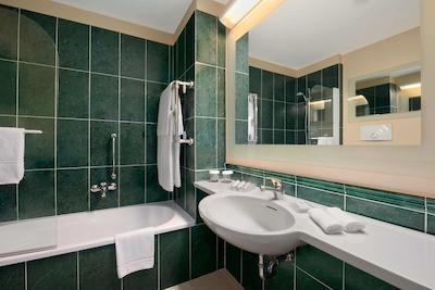 هیلتون گاردن این رم ایرپورت