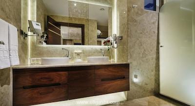 بلیس دلوکس هتل