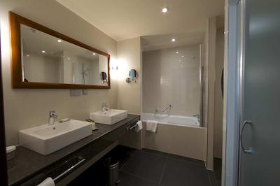 دابل تری بای هیلتون هتل براتیسلاوا