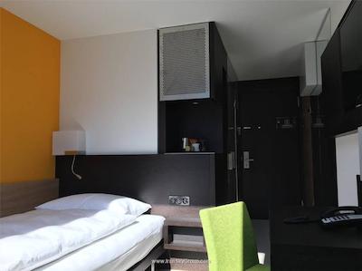 زوری بای فسبیند