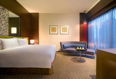 حیات آن د باند