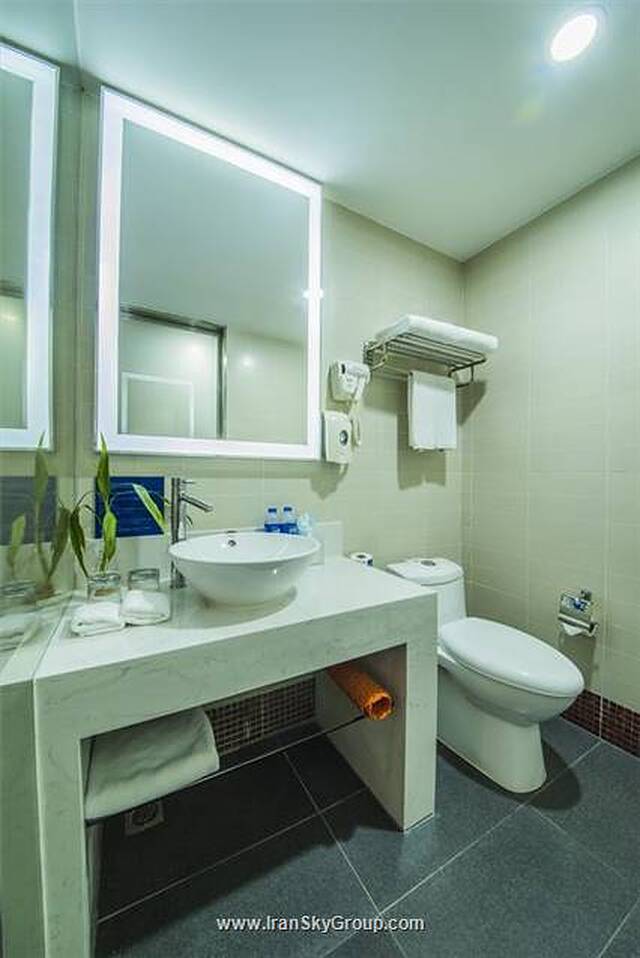 هالیدی این اکسپرس ژبی