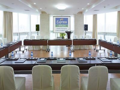 هالیدی این اکسپرس ژبی