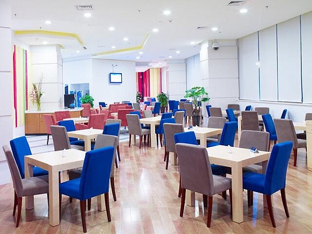 هالیدی این اکسپرس ژبی