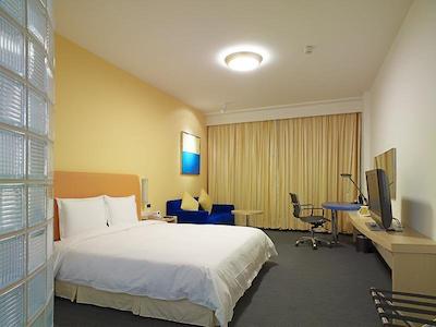 هالیدی این اکسپرس ژبی