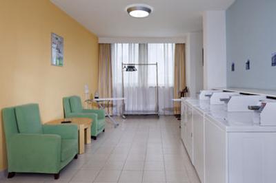 هالیدی این اکسپرس ژبی