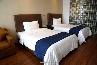 هالیدی این اکسپرس ژبی