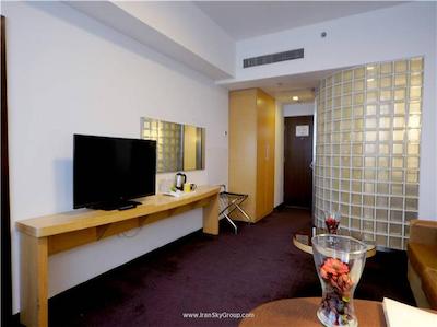 هالیدی این اکسپرس ژبی