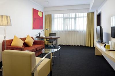 هالیدی این اکسپرس ژبی