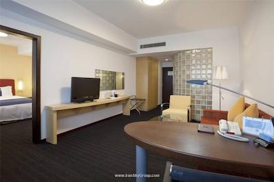 هالیدی این اکسپرس ژبی