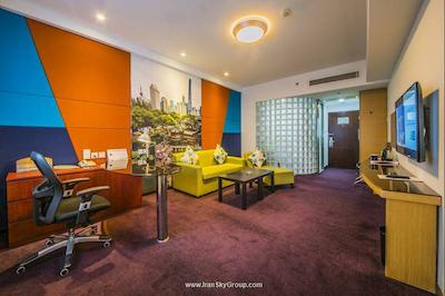 هالیدی این اکسپرس ژبی