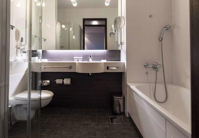 هیلتون هلسینکی کلستاجتورپا