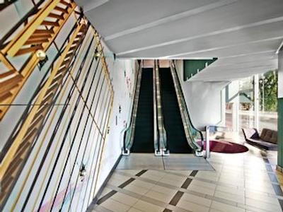 له مریدین نایس