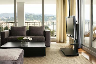 له مریدین نایس