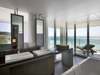 له مریدین نایس