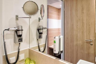 هالیدی این فرانکفورت ایرپورت