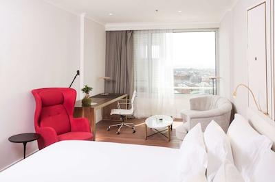 ان اچ کالکشن مادرید اوربیلدینگ