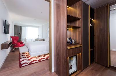 ان اچ کالکشن مادرید اوربیلدینگ