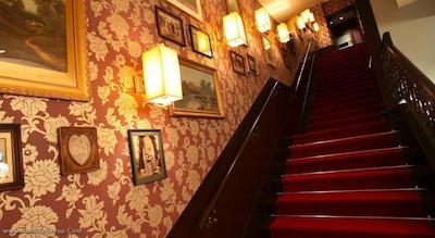 مانتری آکاساکا