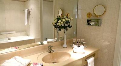 بی4 نیزا پارک