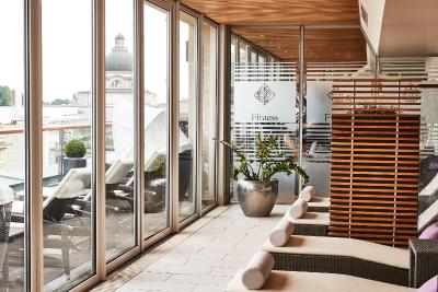 هتل ویر جاهرسزیتن کمپینسکی