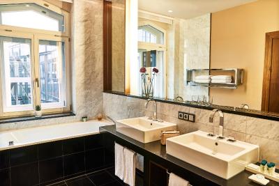 هتل ویر جاهرسزیتن کمپینسکی