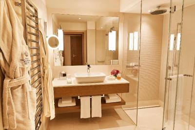 هتل ویر جاهرسزیتن کمپینسکی