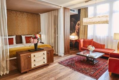 هتل ویر جاهرسزیتن کمپینسکی