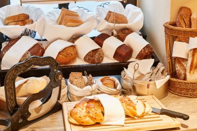 هتل ویر جاهرسزیتن کمپینسکی