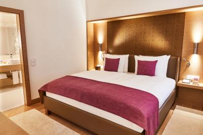 هتل ویر جاهرسزیتن کمپینسکی