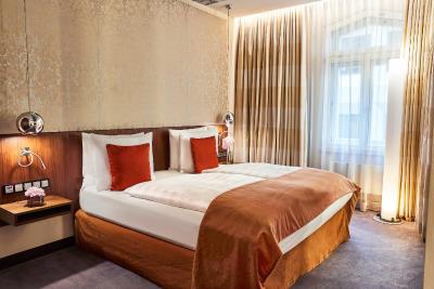 هتل ویر جاهرسزیتن کمپینسکی