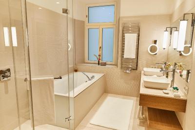 هتل ویر جاهرسزیتن کمپینسکی