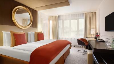 هتل ویر جاهرسزیتن کمپینسکی