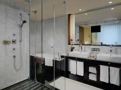 هتل ویر جاهرسزیتن کمپینسکی