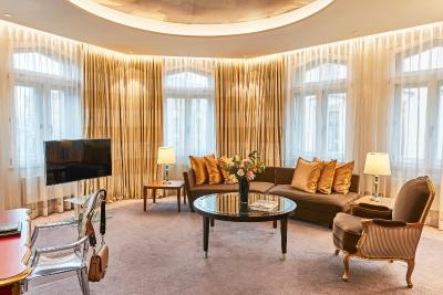 هتل ویر جاهرسزیتن کمپینسکی