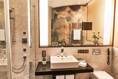 هتل ویر جاهرسزیتن کمپینسکی