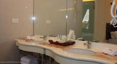 گلدن تولیپ میدتان هتل اند سوئیتس