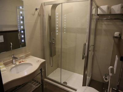 گلدن تولیپ میدتان هتل اند سوئیتس