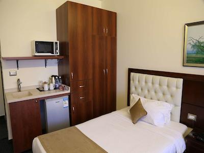 گلدن تولیپ میدتان هتل اند سوئیتس