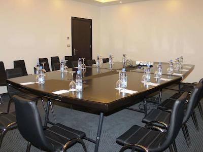 گلدن تولیپ میدتان هتل اند سوئیتس