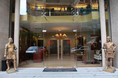 گلدن تولیپ میدتان هتل اند سوئیتس